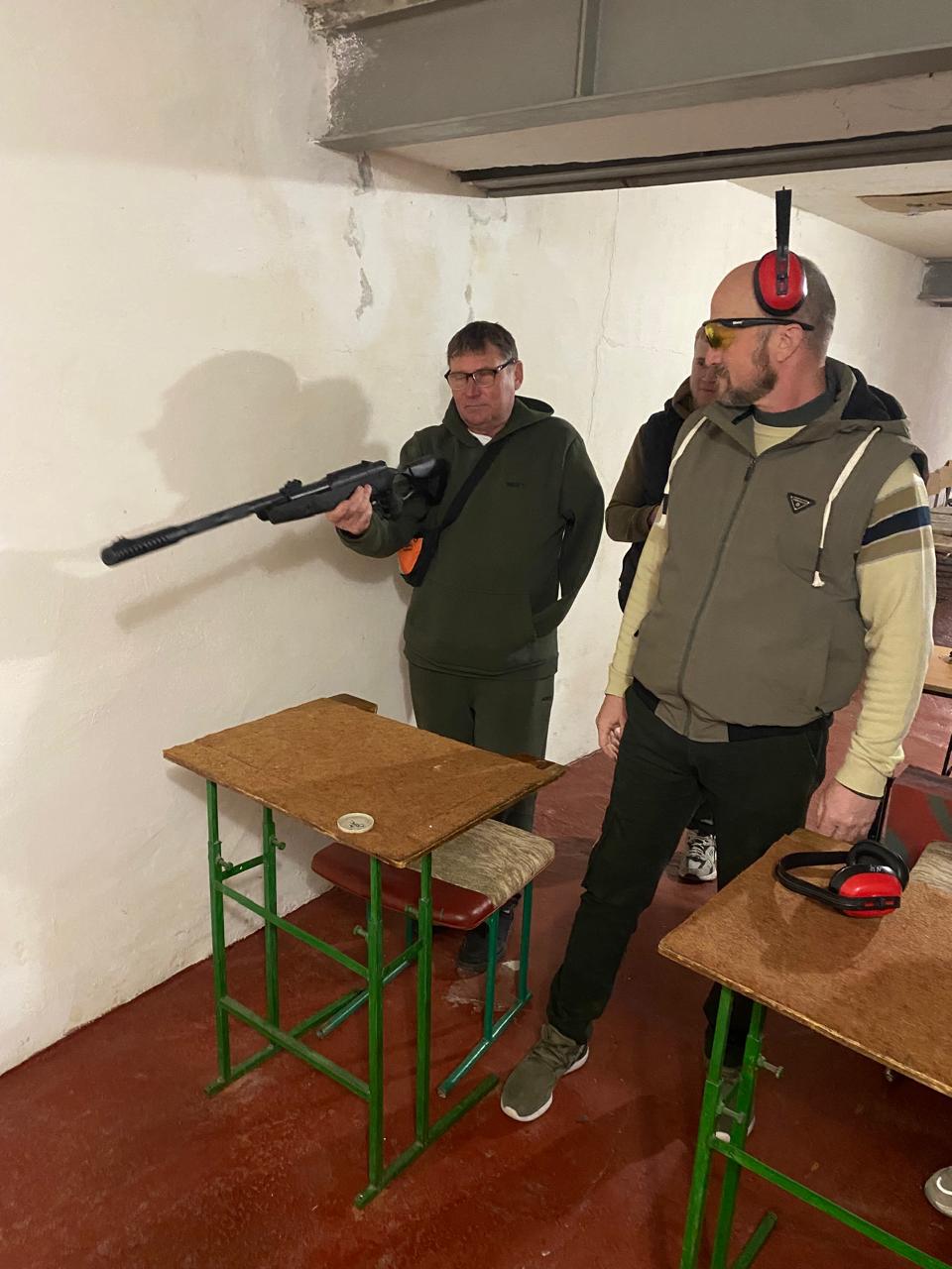 У Каневі для ветеранів організували заняття зі стрільби