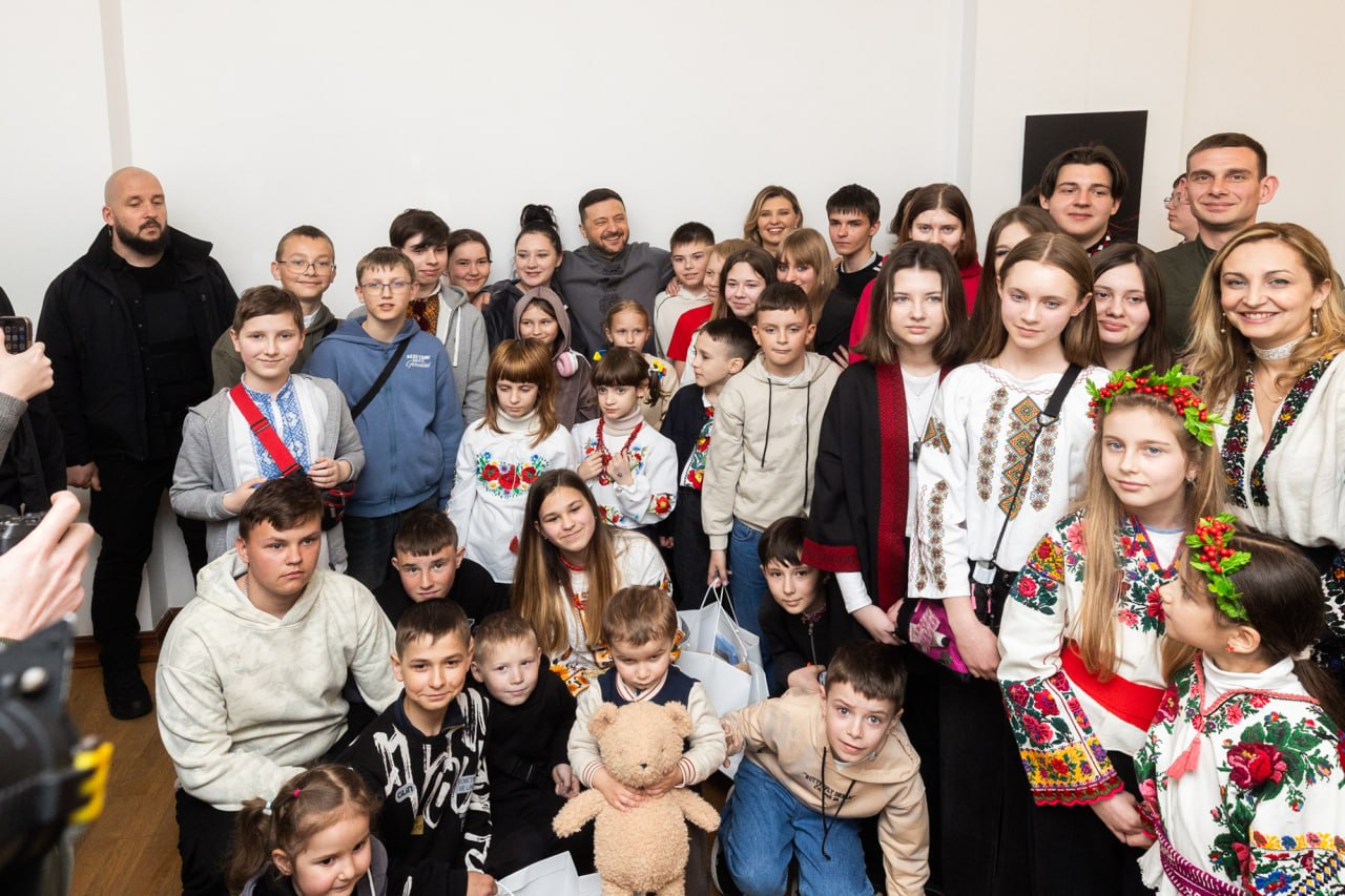 Президент зустрівся з дітьми полеглих воїнів у Софії Київській - фото 9