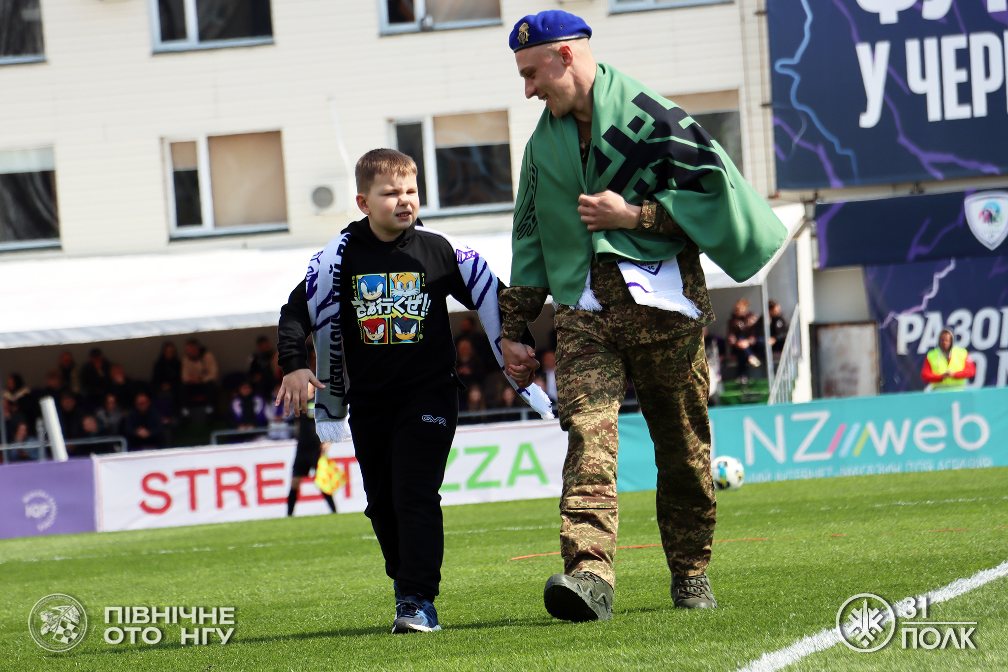 У Черкасах майор, який всиновив хлопчика, здійснив перший удар перед матчем «ЛНЗ» — «Шахтар» - фото 2