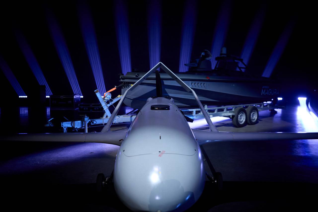 Президент Зеленський показав нові українські дрони і ракети. Відео - фото 6