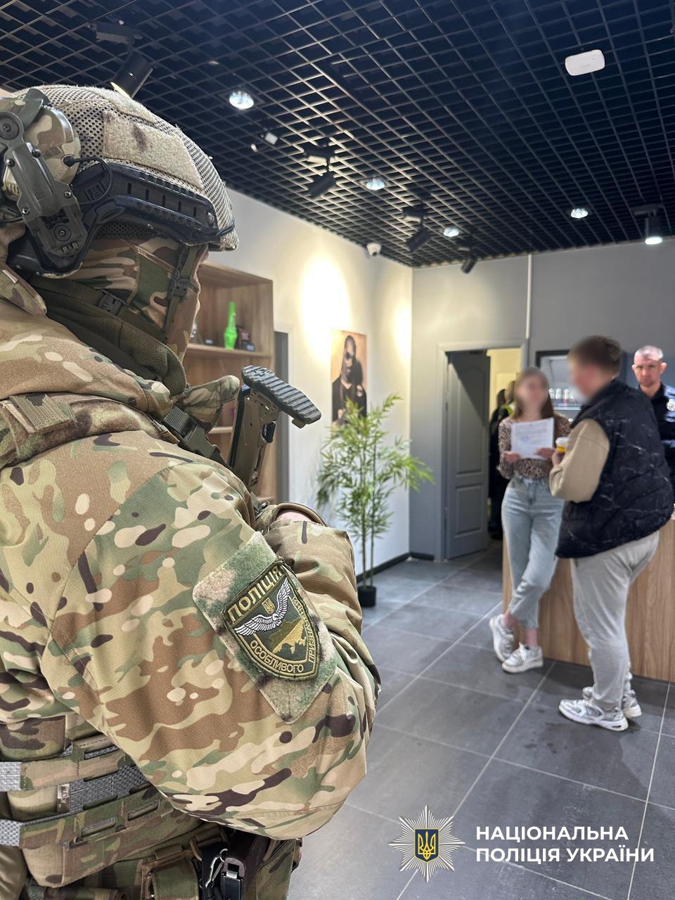 Нацполіція проводить обшуки в мережі магазинів U420 - фото 5