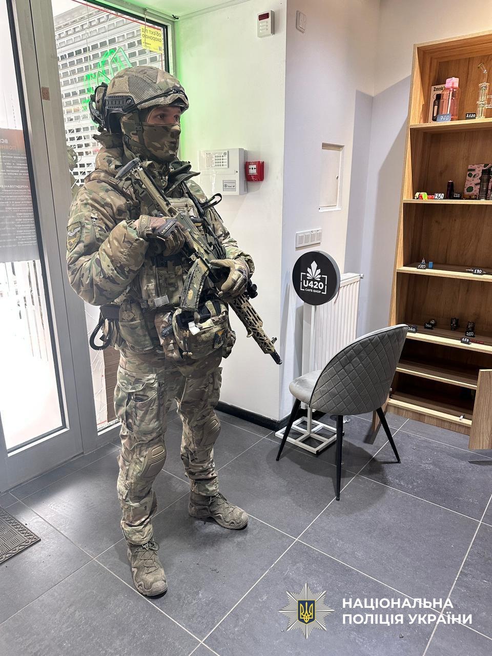 Нацполіція проводить обшуки в мережі магазинів U420 - фото 4