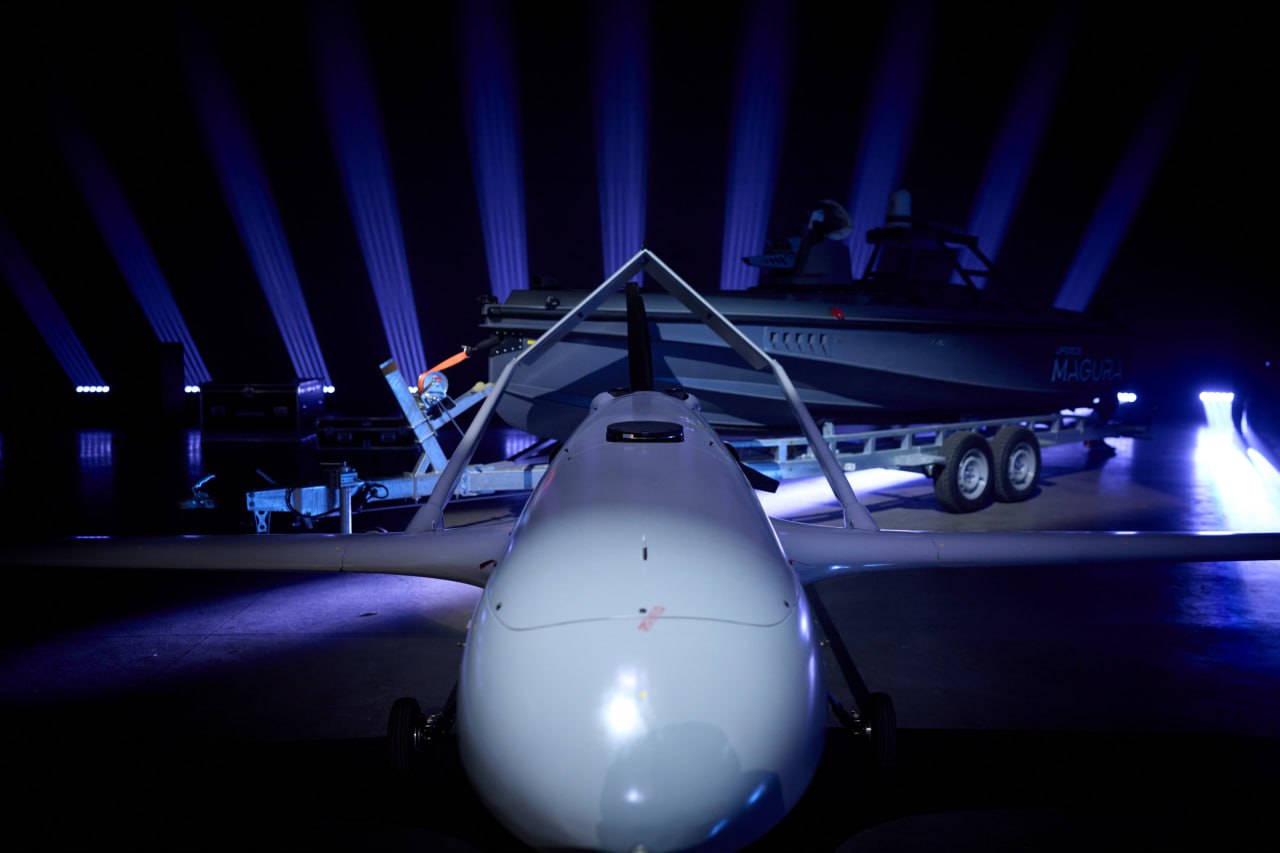 Президент показав далекобійні українські ракети, безпілотники, морські дрони і наземні роботи - фото 2