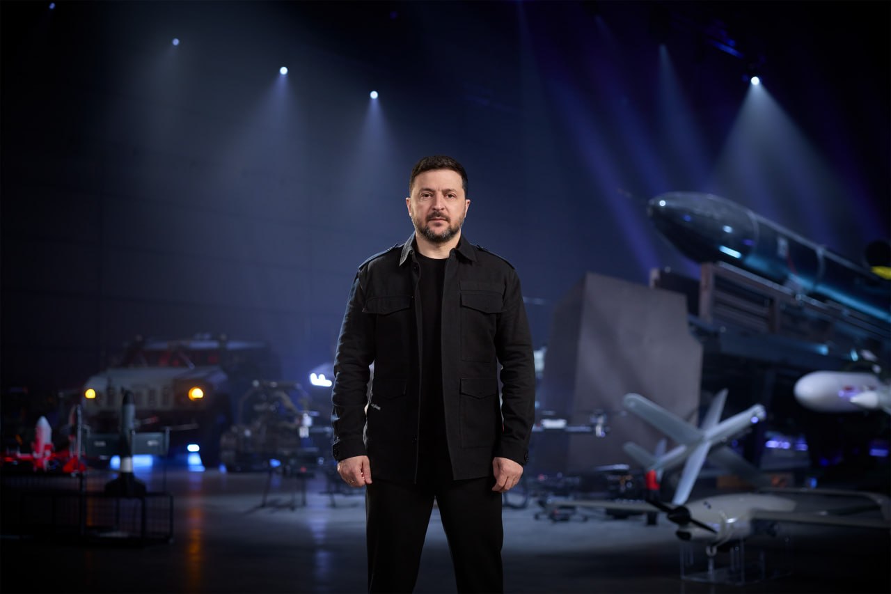 Президент показав далекобійні українські ракети, безпілотники, морські дрони і наземні роботи