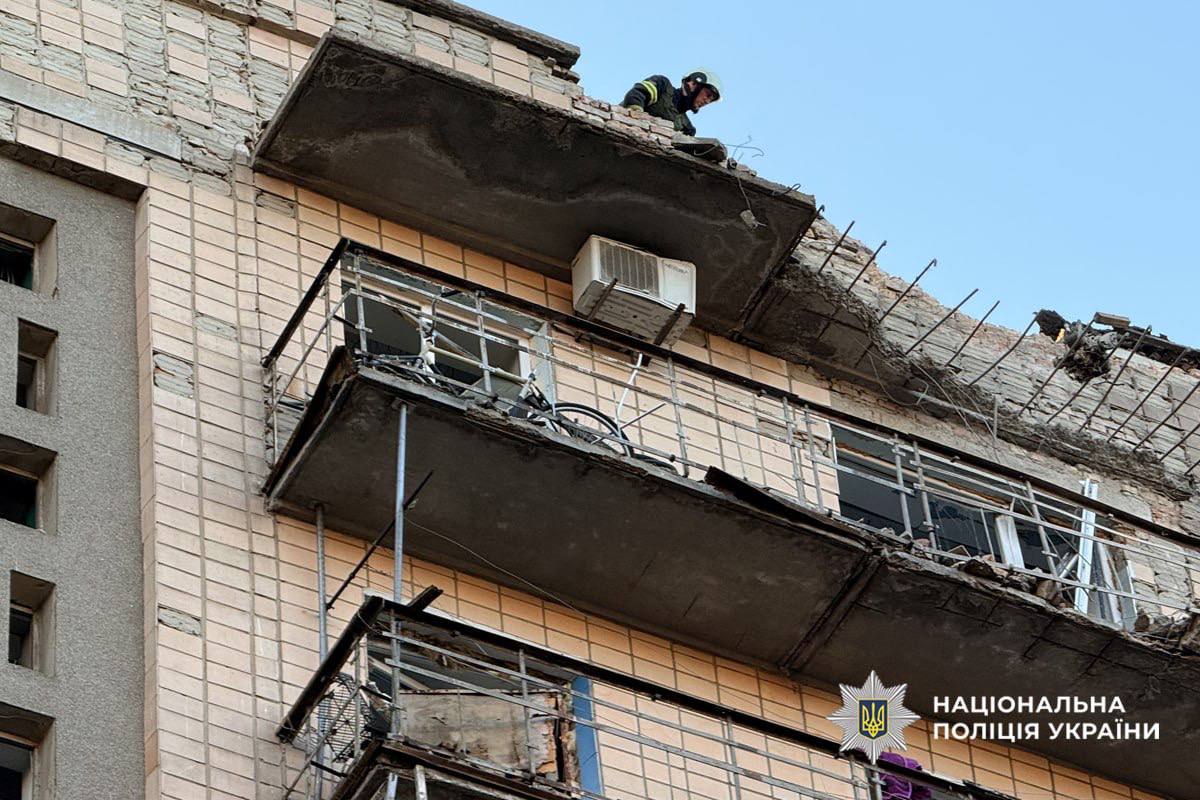 Поліція документує наслідки російського удару по Черкасах, де загинула дитина - фото 6