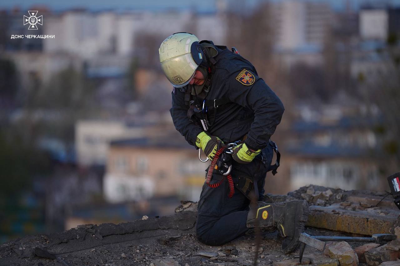 Показали фото наслідків обстрілу Черкас 14 квітня - фото 6