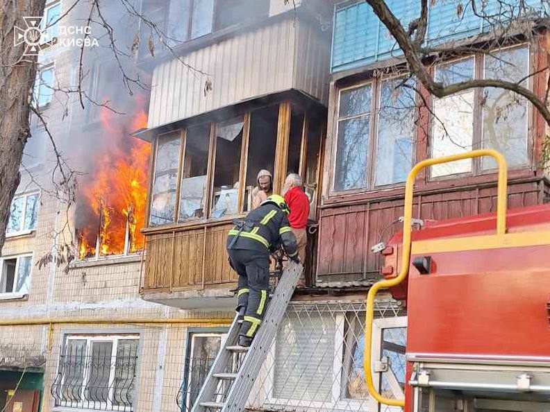 У Києві під час пожежі врятували трьох людей - фото 2