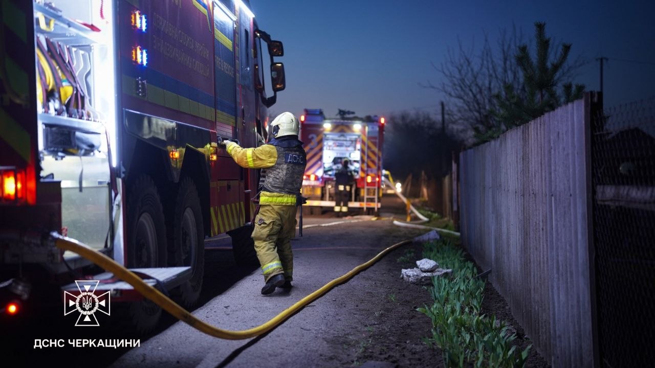 Вночі під час обстрілу Черкас пошкоджено 6 будинків, знищено 5 авто