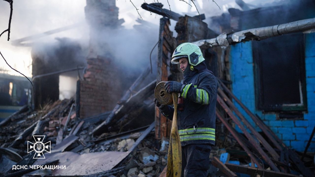 Вночі під час обстрілу Черкас пошкоджено 6 будинків, знищено 5 авто - фото 2