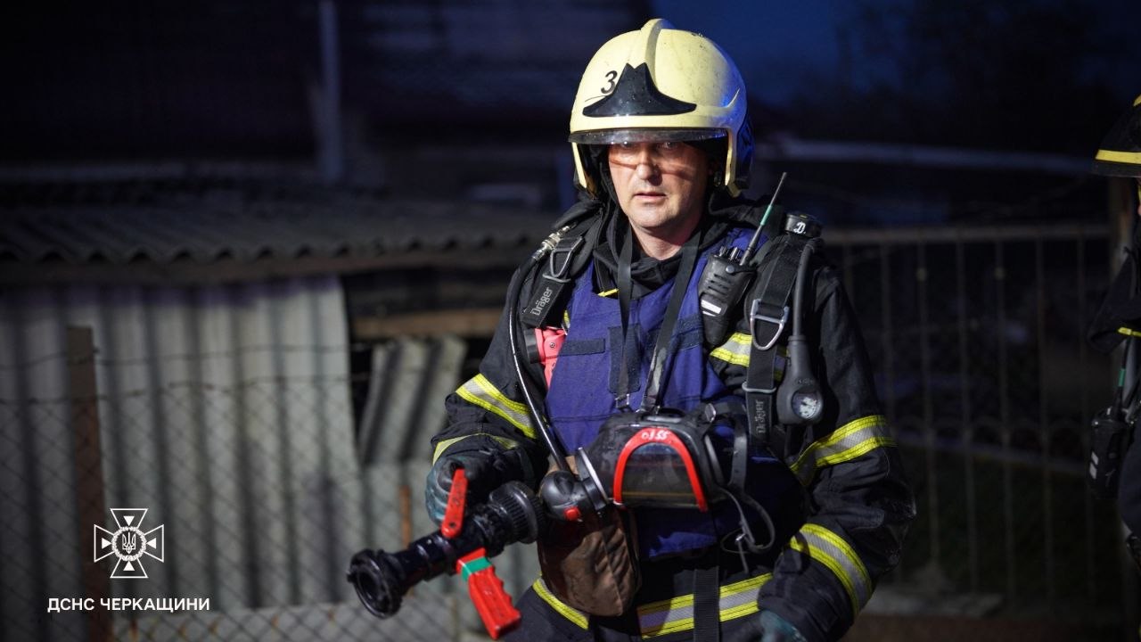 Вночі під час обстрілу Черкас пошкоджено 6 будинків, знищено 5 авто - фото 4