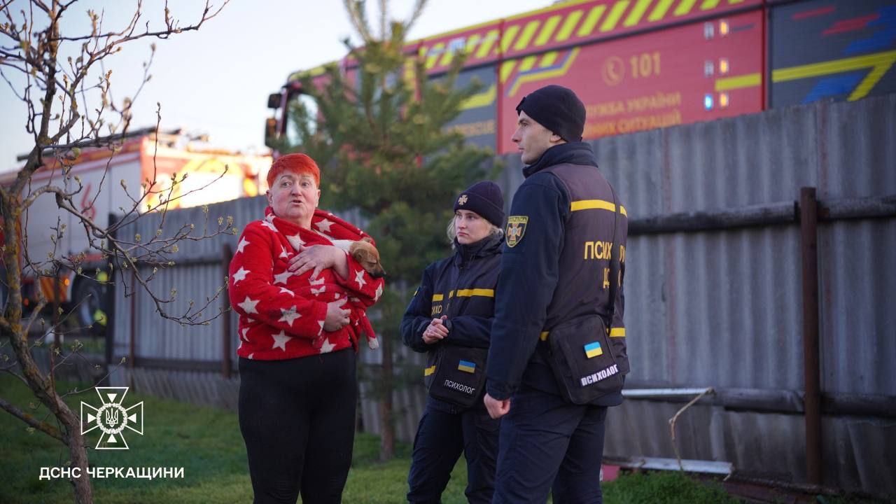 Вночі під час обстрілу Черкас пошкоджено 6 будинків, знищено 5 авто - фото 6