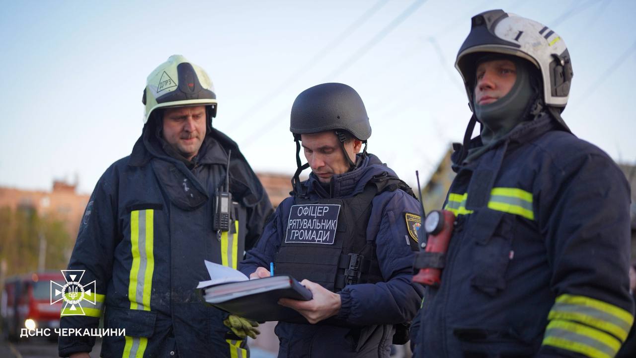 Вночі під час обстрілу Черкас пошкоджено 6 будинків, знищено 5 авто - фото 7