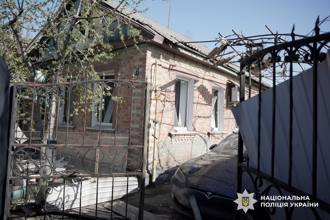 Поліцейські працюють на місці нічного обстрілу Черкас. Фото