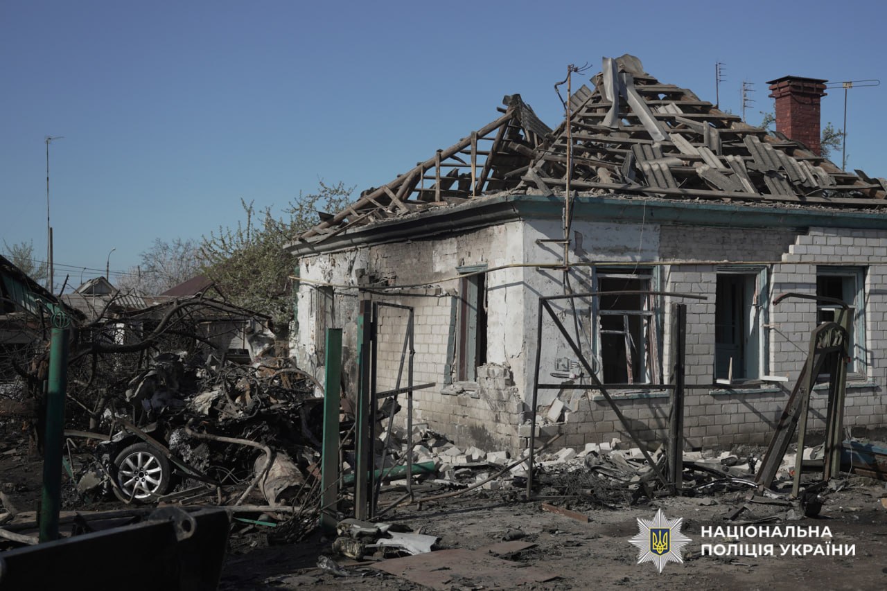 Поліцейські працюють на місці нічного обстрілу Черкас. Фото - фото 2