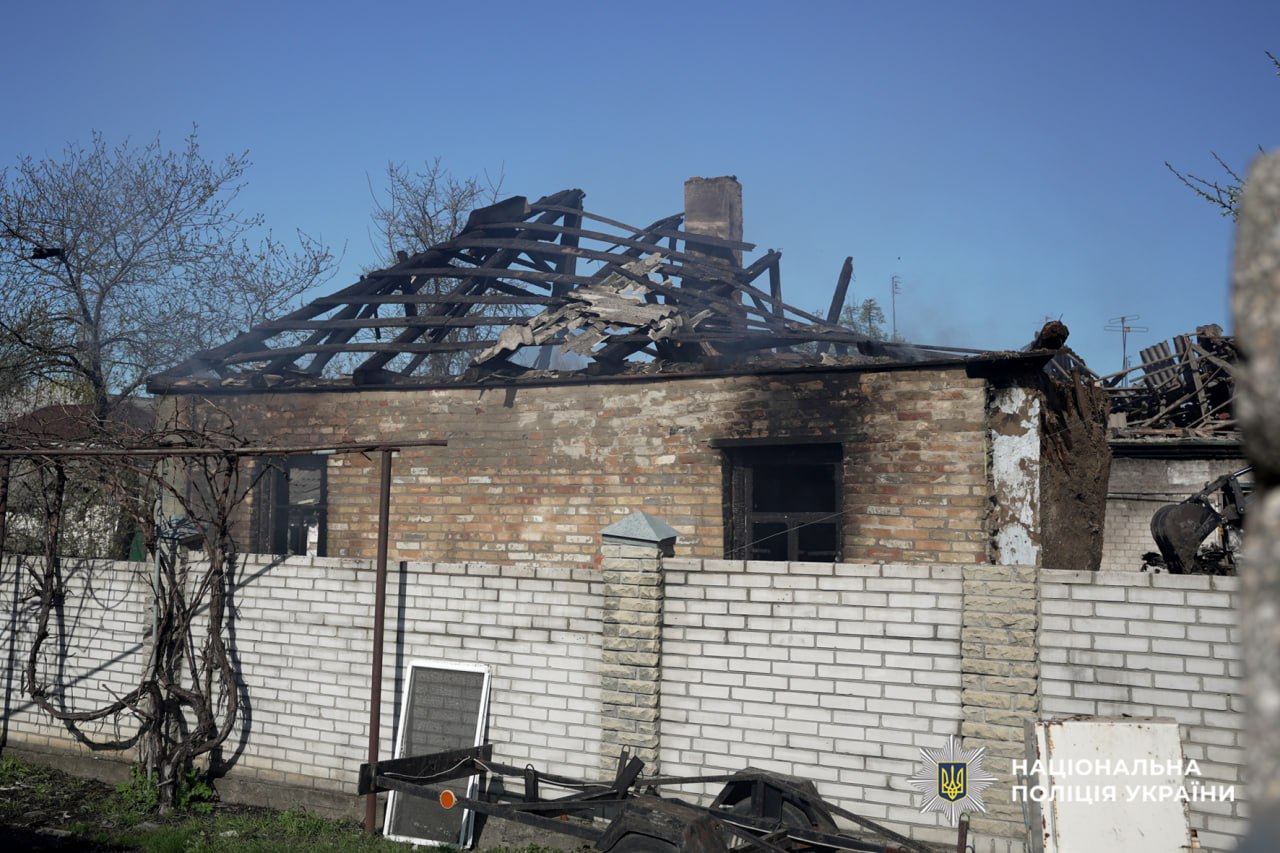 Поліцейські працюють на місці нічного обстрілу Черкас. Фото - фото 3