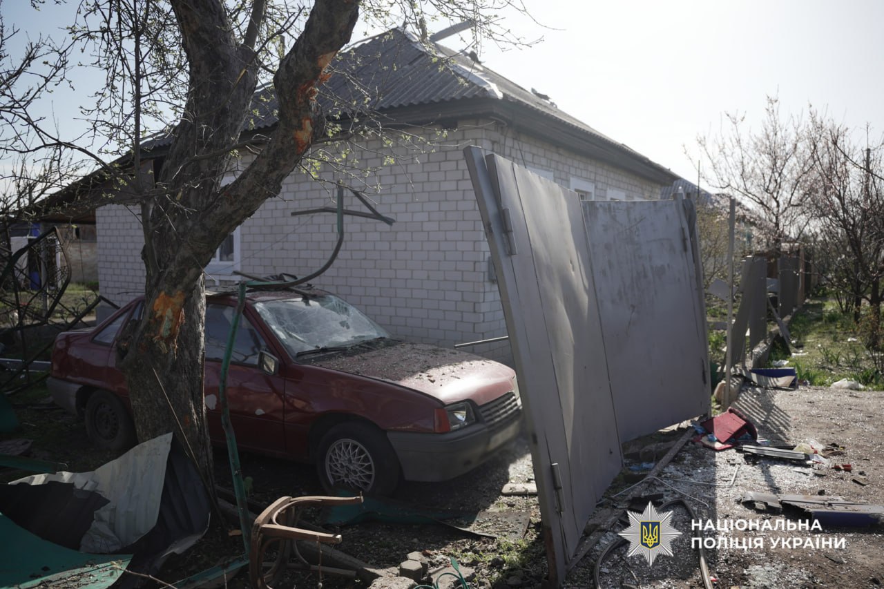 Поліцейські працюють на місці нічного обстрілу Черкас. Фото - фото 4