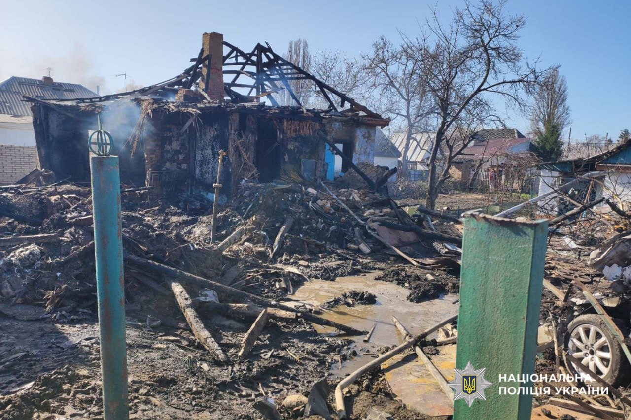 Поліцейські працюють на місці нічного обстрілу Черкас. Фото - фото 5