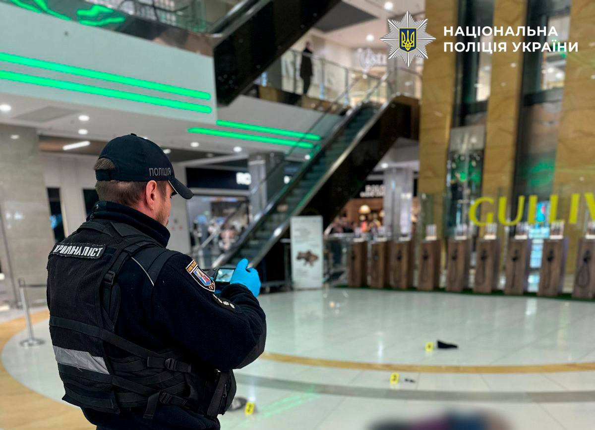 У столичному ТЦ чоловік впав на підлогу з п’ятого поверху