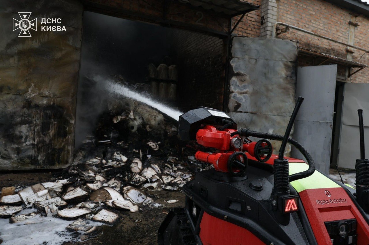У Києві ліквідували пожежі після обстрілу: працюють понад 300 рятувальників - фото 3