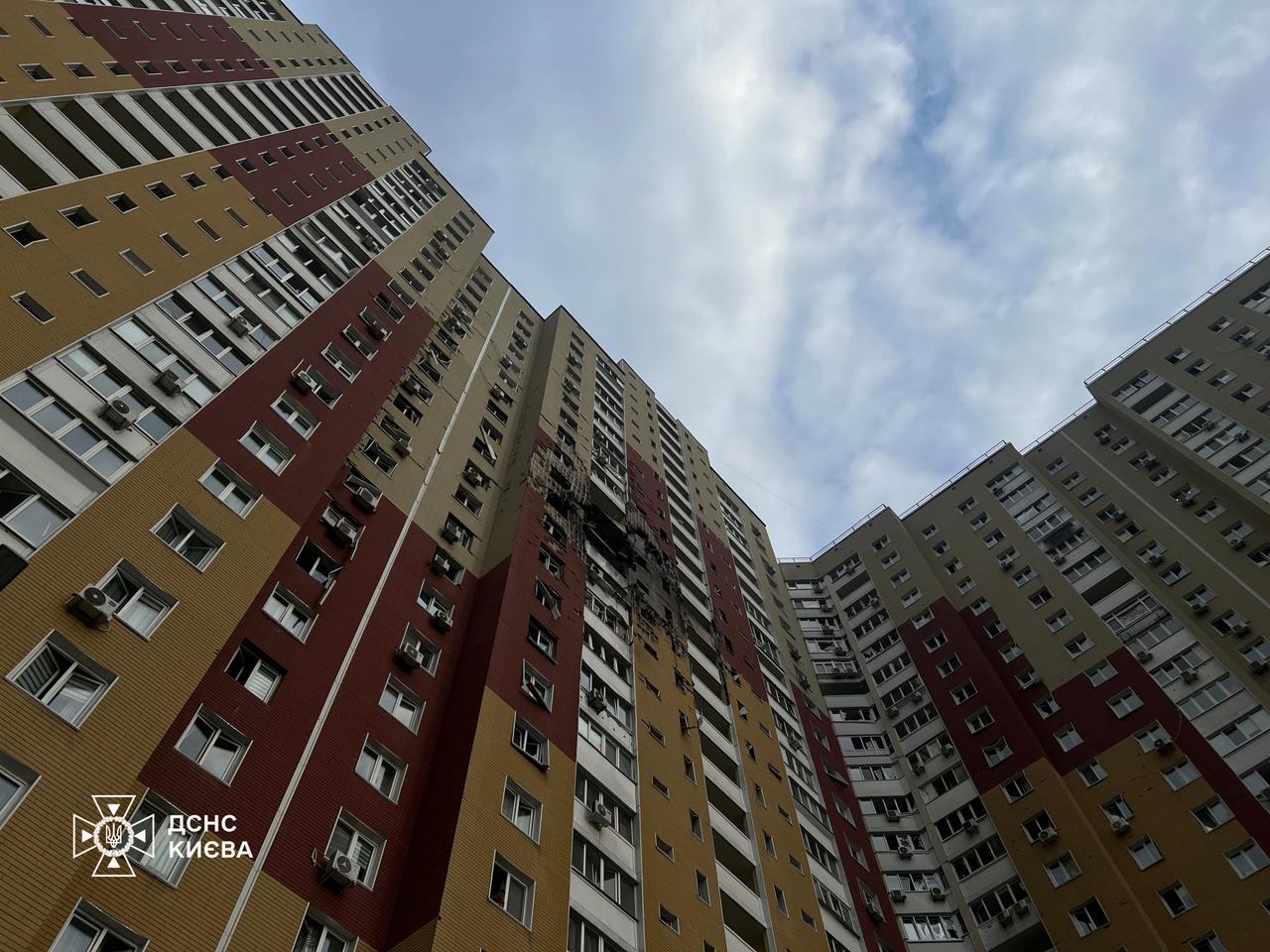 У Києві ліквідували пожежі після обстрілу: працюють понад 300 рятувальників - фото 5