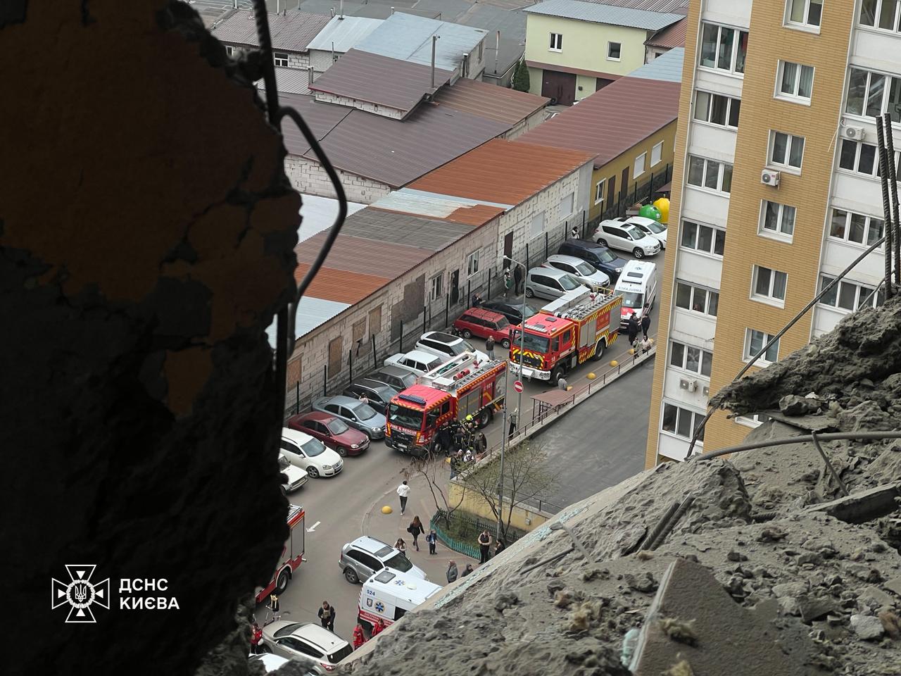 У Києві ліквідували пожежі після обстрілу: працюють понад 300 рятувальників - фото 4