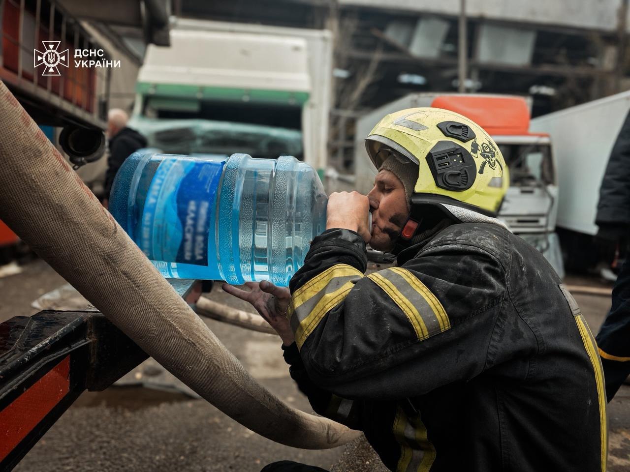 У Києві ліквідували пожежі після обстрілу: працюють понад 300 рятувальників - фото 6