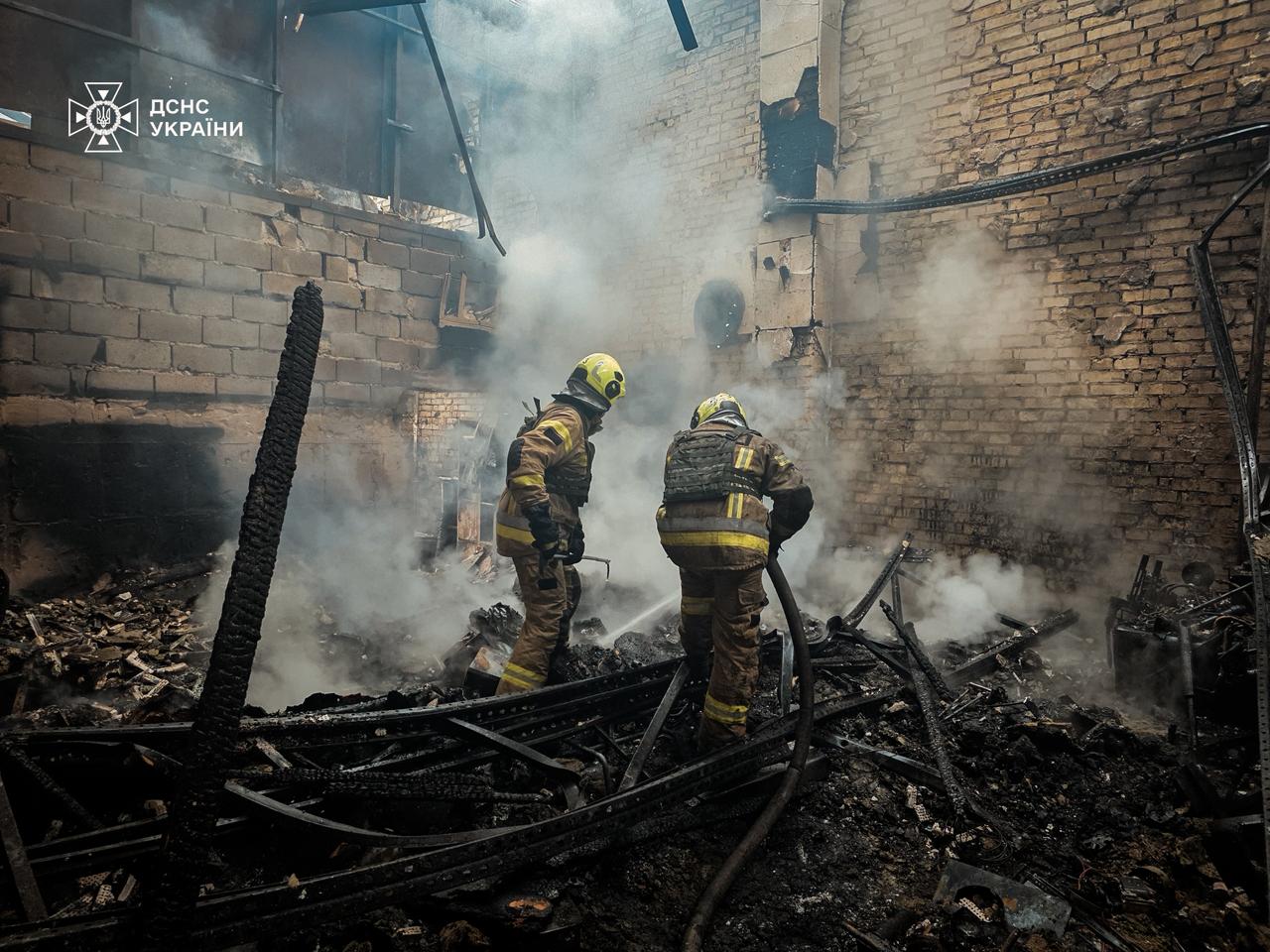 У Києві ліквідували пожежі після обстрілу: працюють понад 300 рятувальників