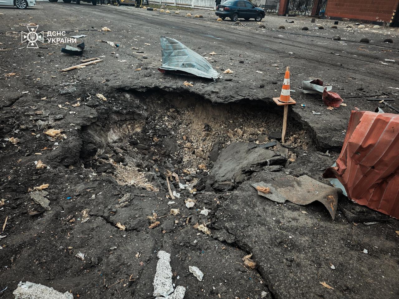 У Києві ліквідували пожежі після обстрілу: працюють понад 300 рятувальників - фото 2