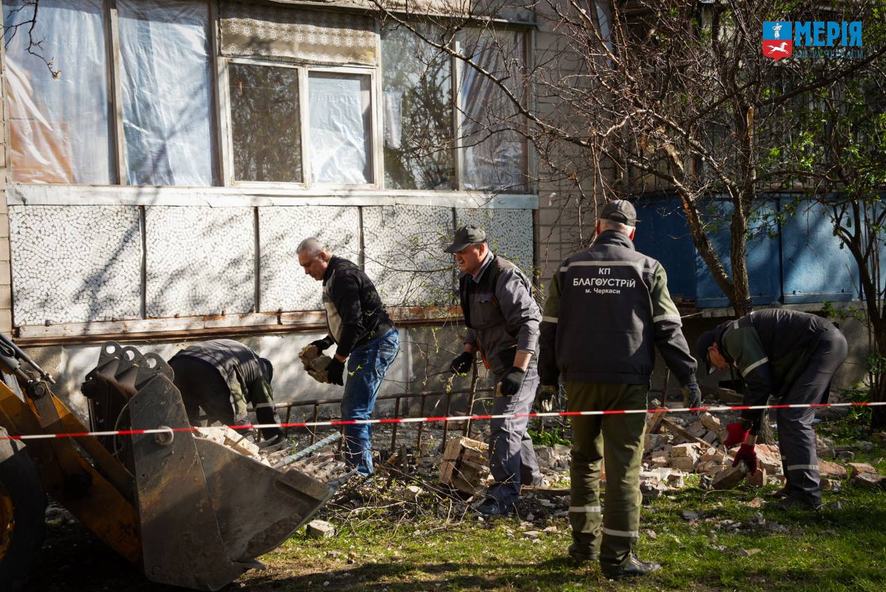 Наслідки дронової атаки ліквідують у Черкасах