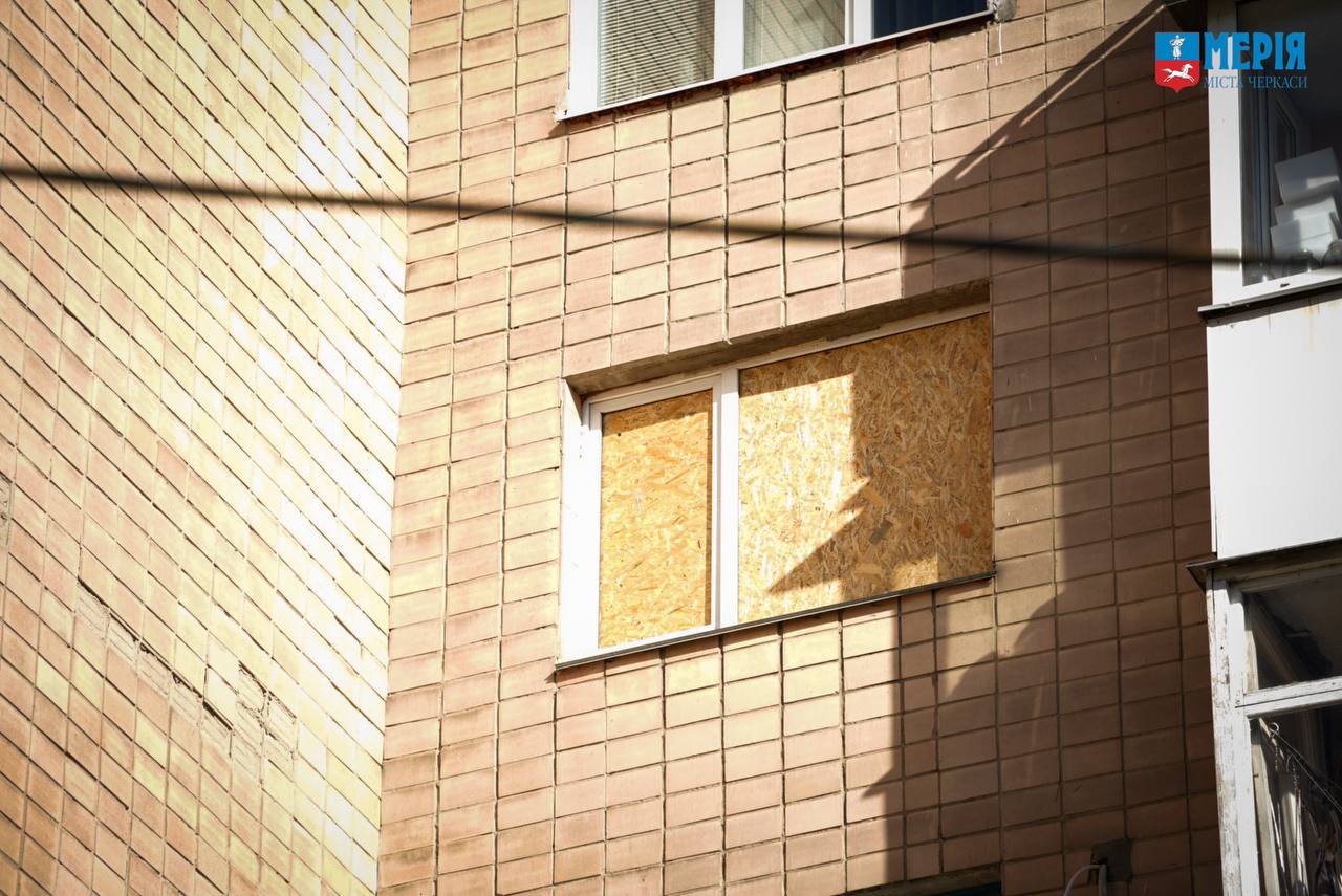 Наслідки дронової атаки ліквідують у Черкасах - фото 3