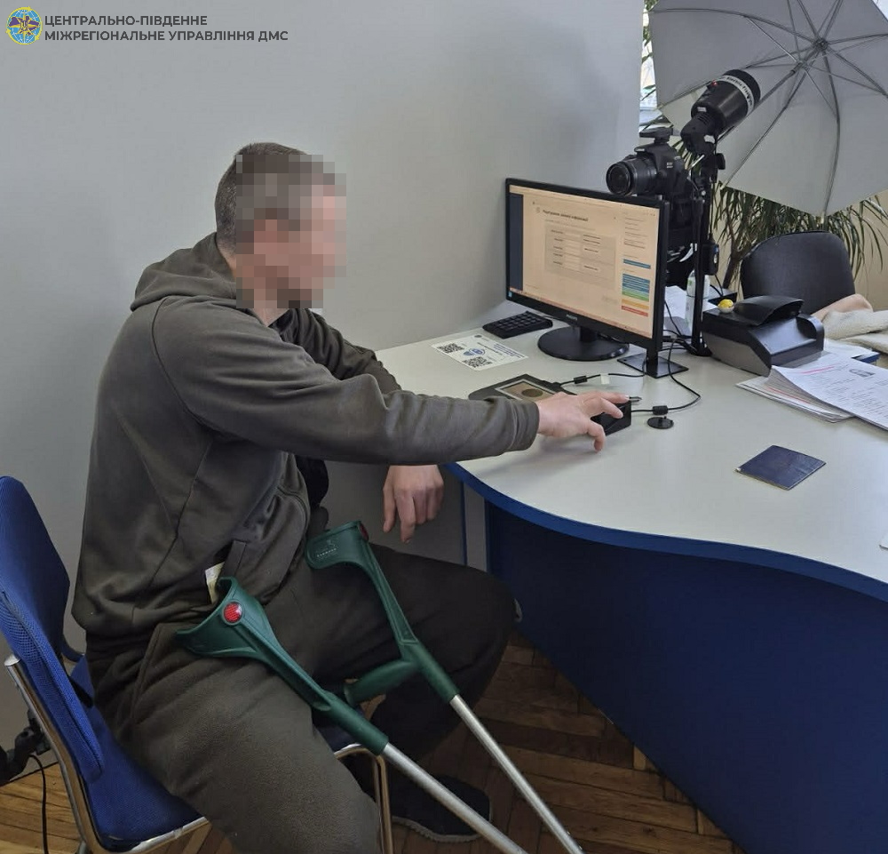 Пораненому військовослужбовцю відновили документи під час лікування у Черкасах