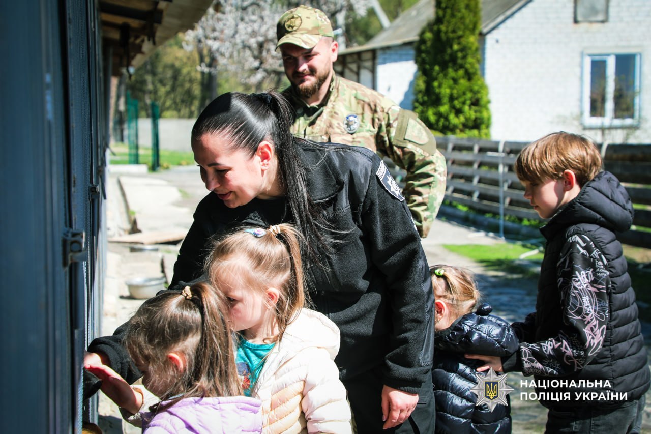 Чотирилапа підтримка: у Черкасах провели сеанс каністерапії для дітей загиблих поліцейських - фото 2