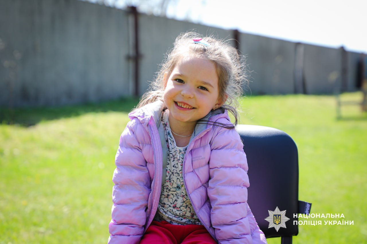 Чотирилапа підтримка: у Черкасах провели сеанс каністерапії для дітей загиблих поліцейських - фото 4