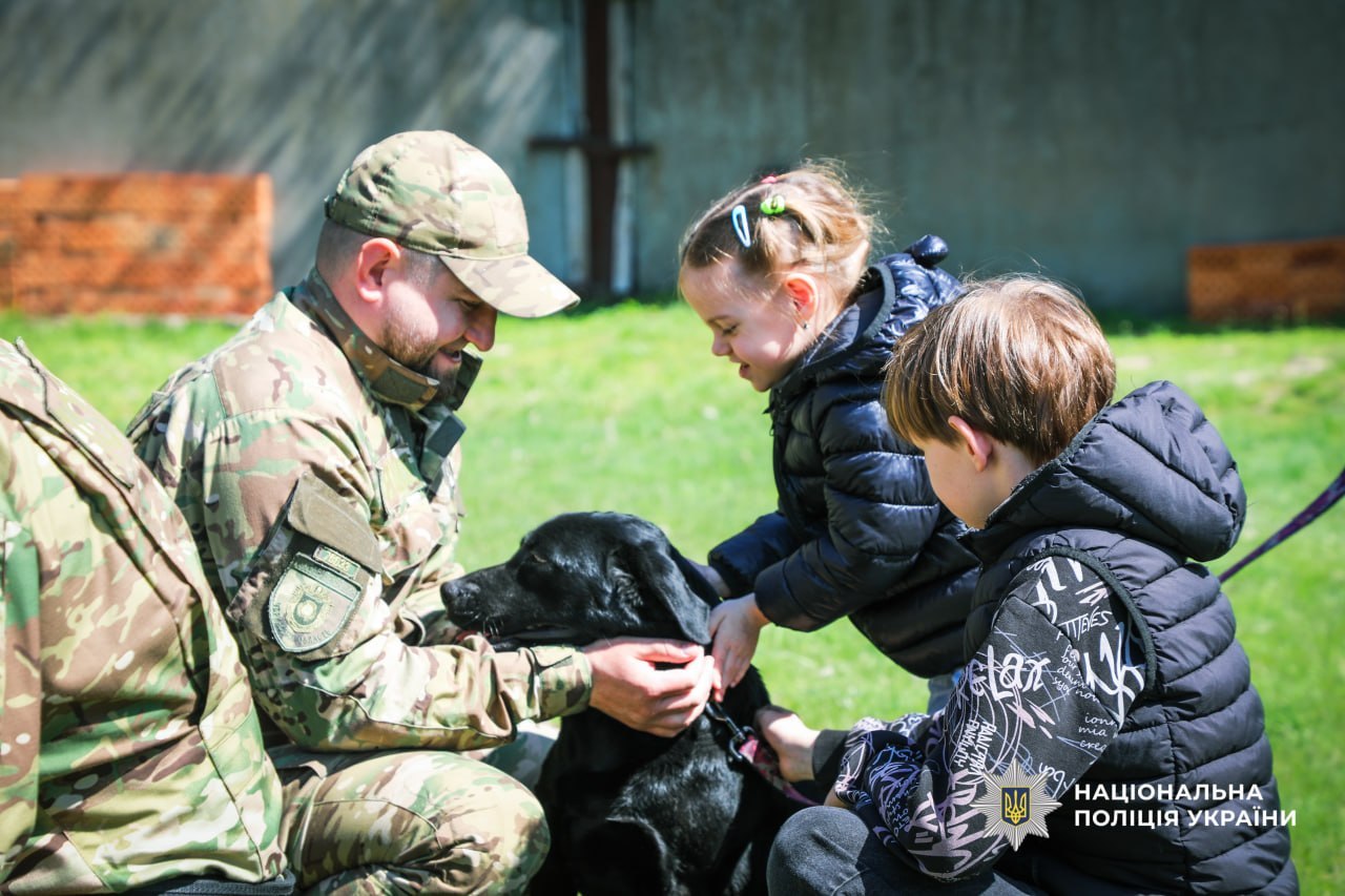 Чотирилапа підтримка: у Черкасах провели сеанс каністерапії для дітей загиблих поліцейських - фото 5