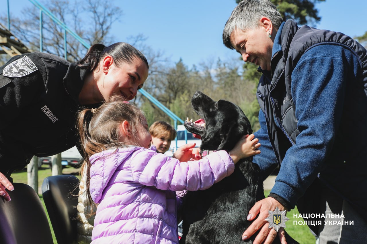 Чотирилапа підтримка: у Черкасах провели сеанс каністерапії для дітей загиблих поліцейських - фото 6