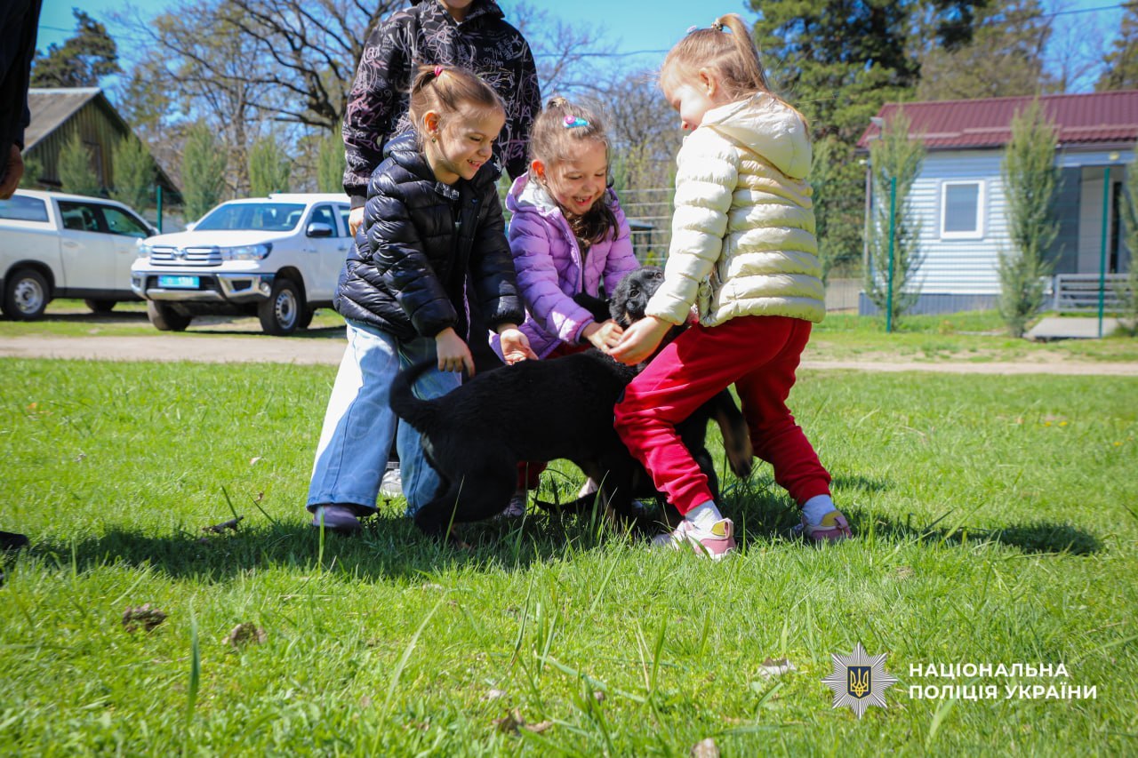 Чотирилапа підтримка: у Черкасах провели сеанс каністерапії для дітей загиблих поліцейських - фото 7