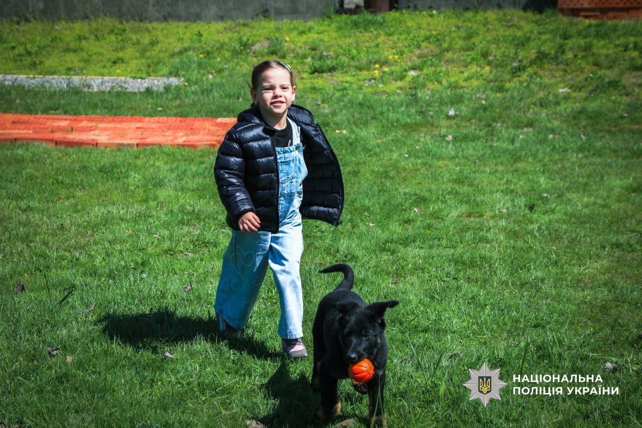Чотирилапа підтримка: у Черкасах провели сеанс каністерапії для дітей загиблих поліцейських - фото 8
