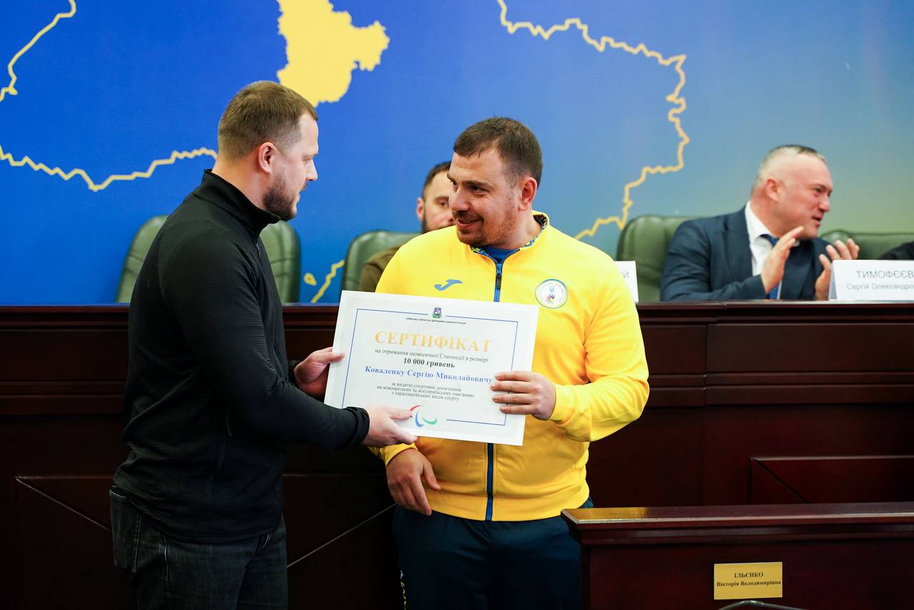 Спортсменці з Київщини вручили ключі від квартири та сертифікат на 700 тис. грн - фото 3