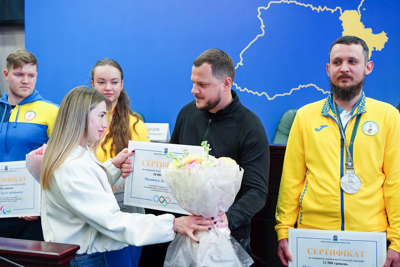 Спортсменці з Київщини вручили ключі від квартири та сертифікат на 700 тис. грн - фото 2