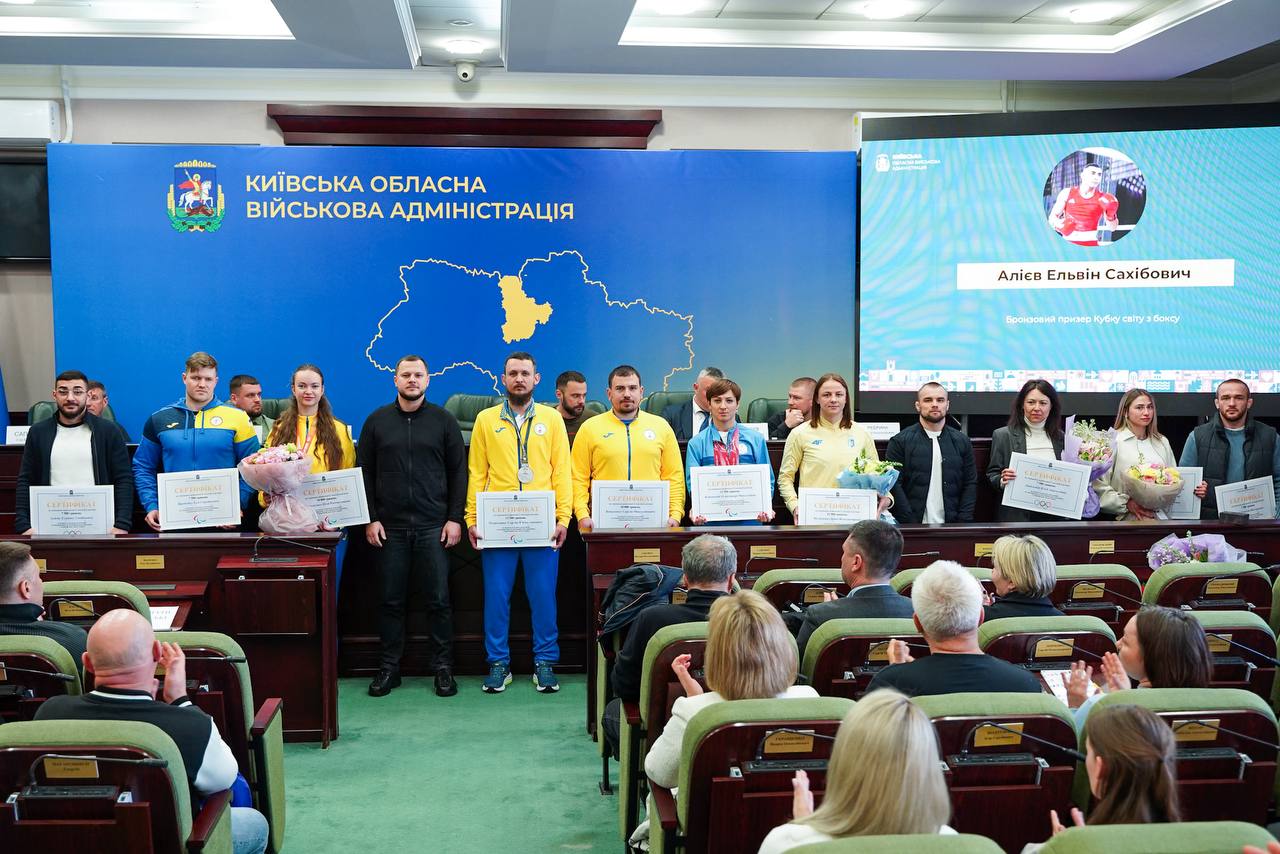 Спортсменці з Київщини вручили ключі від квартири та сертифікат на 700 тис. грн - фото 4