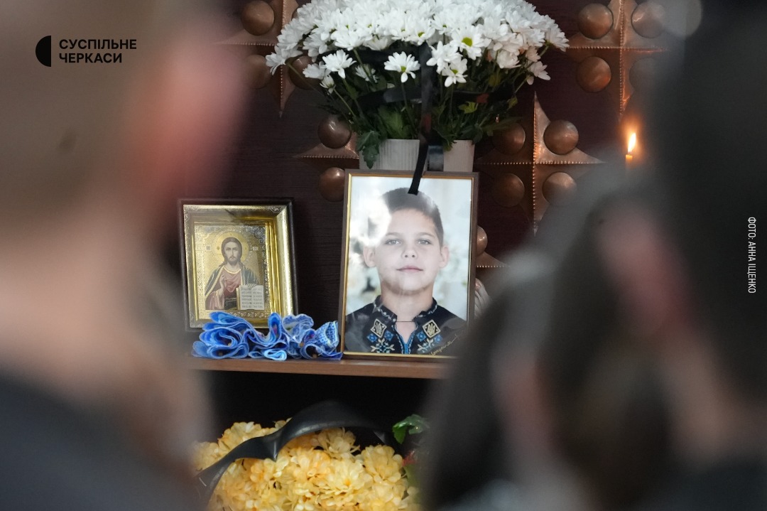 У Черкасах попрощалися з 8-річним Богданом, якого вбила Росія - фото 4
