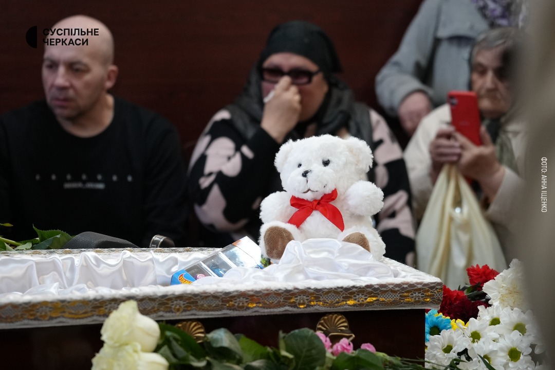 У Черкасах попрощалися з 8-річним Богданом, якого вбила Росія - фото 6