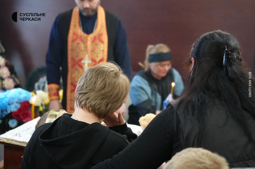 У Черкасах попрощалися з 8-річним Богданом, якого вбила Росія - фото 9