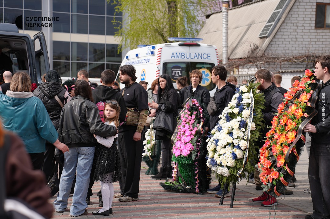 У Черкасах попрощалися з 8-річним Богданом, якого вбила Росія - фото 10