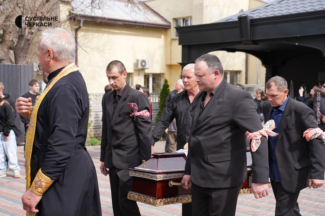 У Черкасах попрощалися з 8-річним Богданом, якого вбила Росія - фото 11