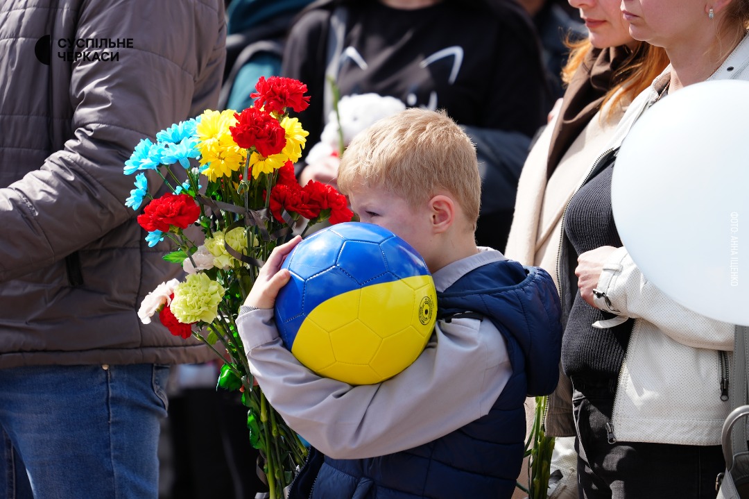 У Черкасах попрощалися з 8-річним Богданом, якого вбила Росія - фото 12