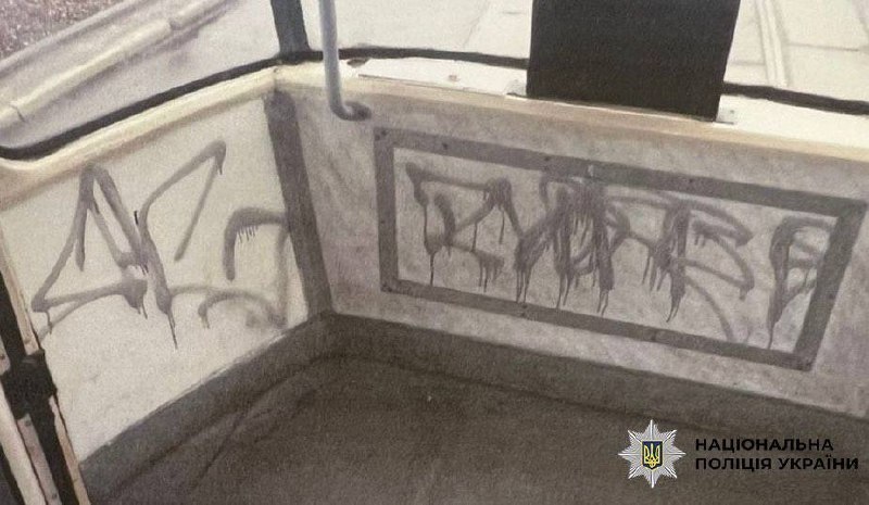 У Києві чоловік розмалював трамвай і розбив скло: йому оголосили підозру