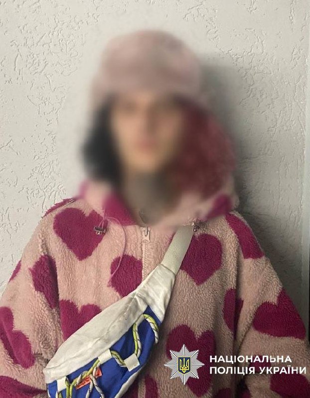 У Києві чоловік розмалював трамвай і розбив скло: йому оголосили підозру - фото 2