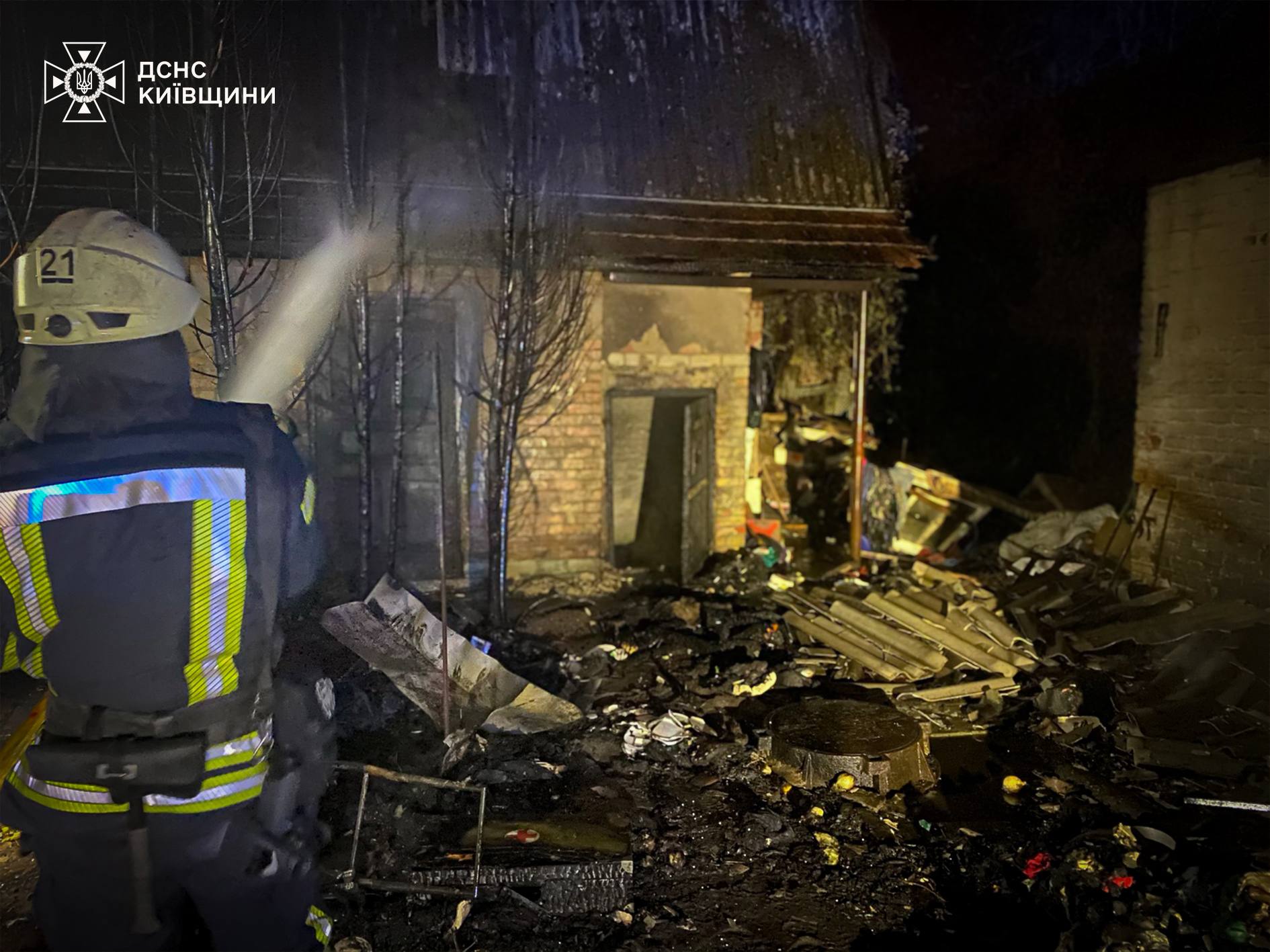 ДСНСники Київщини врятували людину з охопленого вогнем будинку