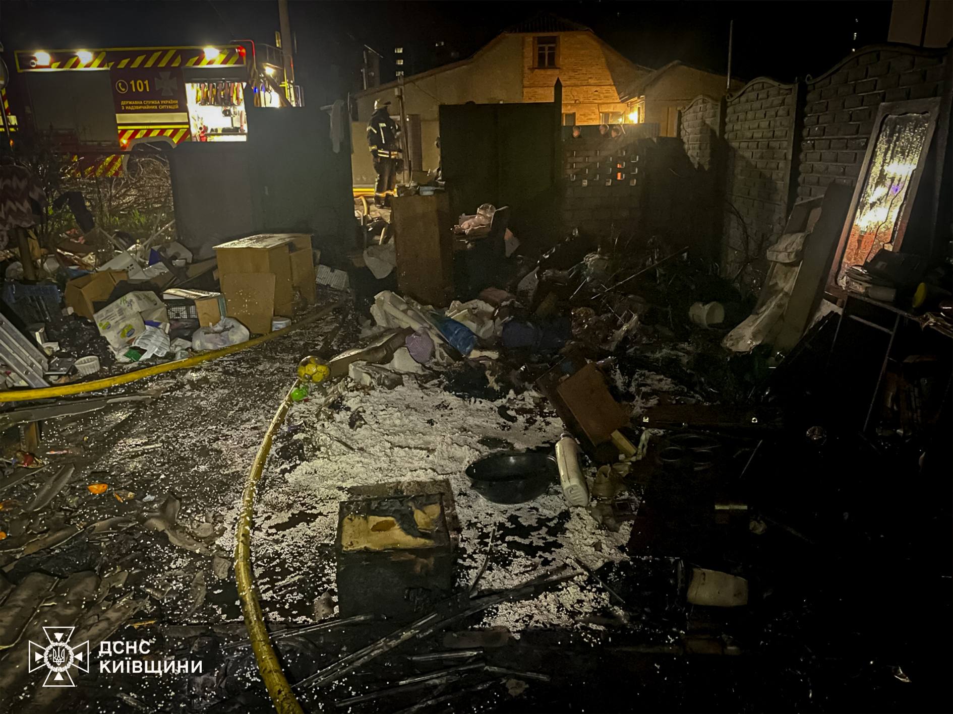 ДСНСники Київщини врятували людину з охопленого вогнем будинку - фото 2